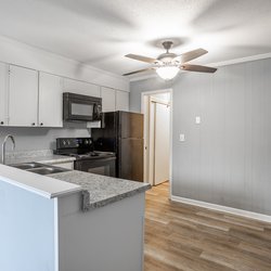modern kitchen at Ashley Oaks Apartments located in Perry, GA
