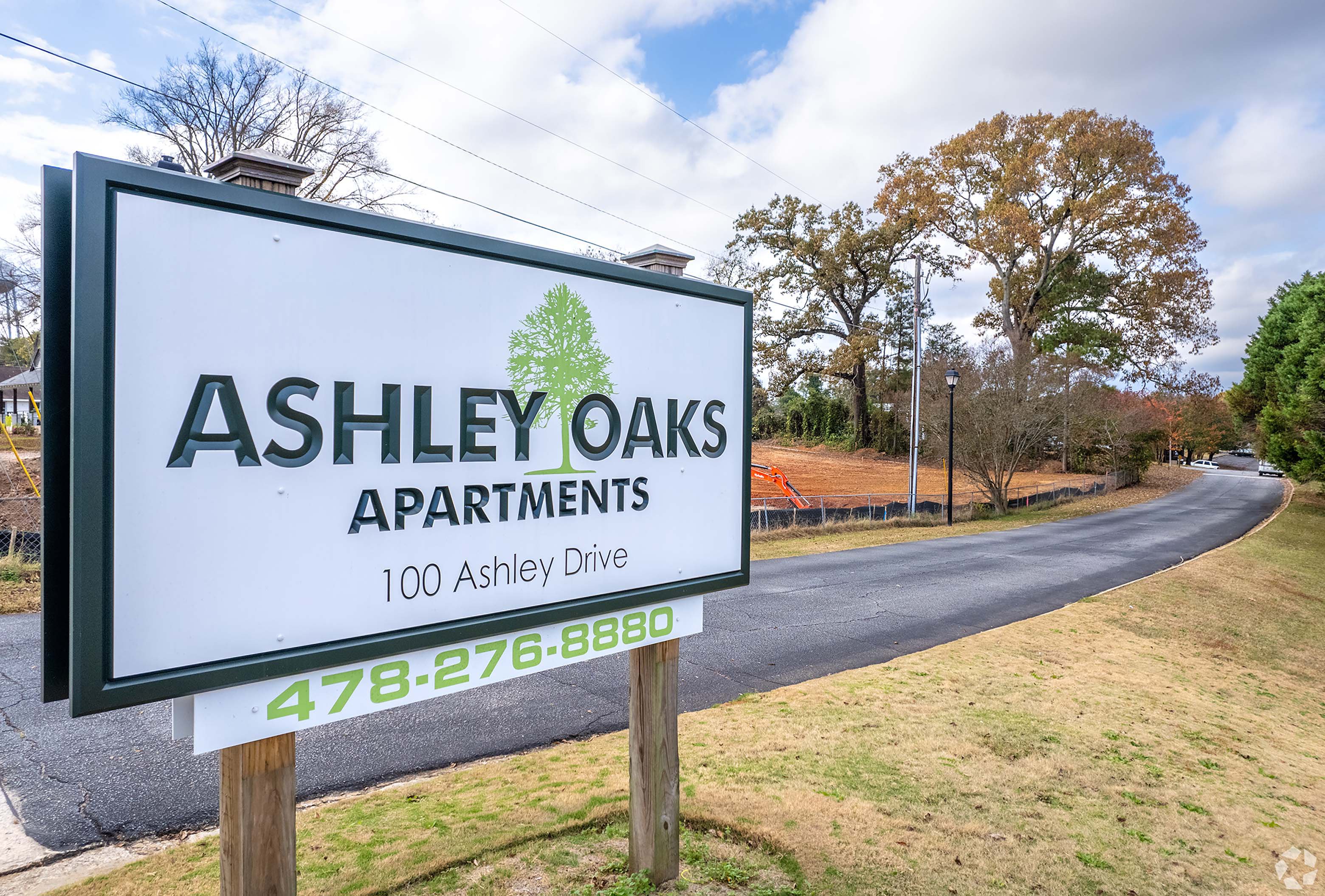 entrance signage at Ashley Oaks Apartments located in Perry, GA